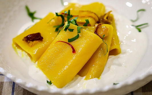 Paccheri con porcini e zafferano su stracciata di bufala