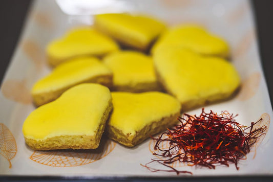 Biscottini allo zafferano con ghiaccia reale allo zafferano